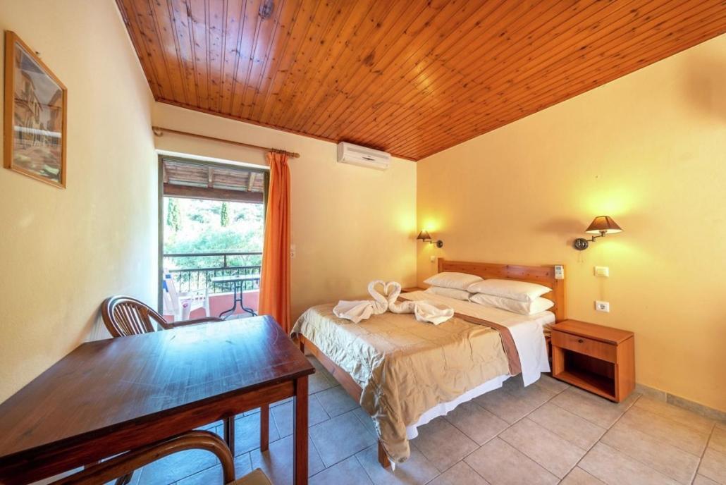 Mimosa Apartments With Pool ปาเลโอกัสไตรซา ภายนอก รูปภาพ